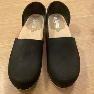 Sandgren Brett low nubuk leather clog in black size 39